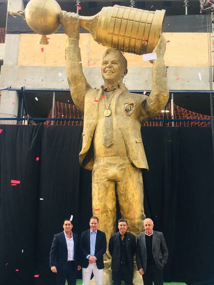 La estatua de Gallardo con el DT, Carlos Trillo, Jorge Brito y Rodolfo D'Onofrio