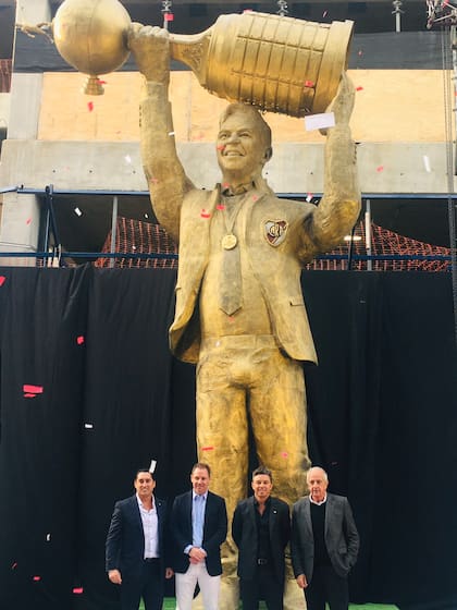 La estatua de Gallardo con el DT, y los dirigentes Carlos Trillo (impulsor del proyecto), Jorge Brito (actual presidente) y Rodolfo D'Onofrio (expresidente millonario)