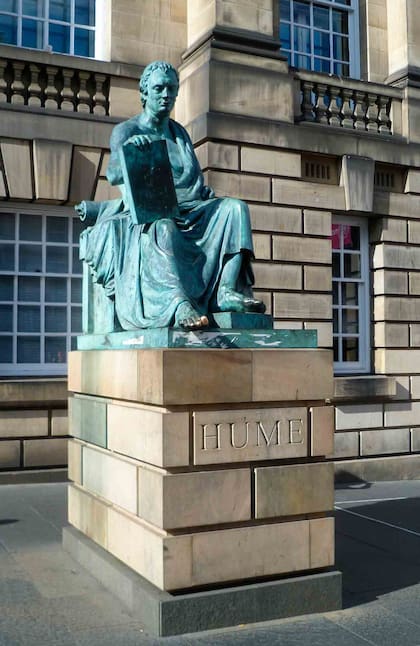 La estatua de Hume en Edimburgo.