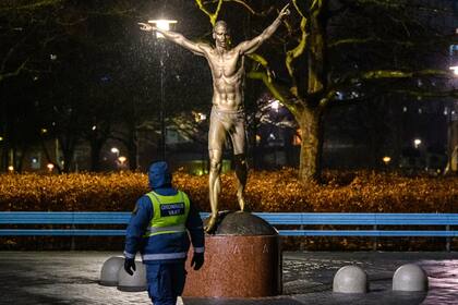 La estatua de Ibrahimovic debió permanecer con custodia ante la posibilidad de ser vandalizada