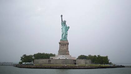 La Estatua de la Libertad, cuyo nombre original es 'La Liberté éclairant le monde' ('La Libertad iluminando el mundo'), fue concebida por el político francés Edouard de Laboulaye y diseñada por el artista francés Auguste Bartholdi