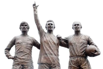 La estatua de la Santísima Trinidad, formada por George Best, Denis Law y Bobby Charlton; que se ubica en la puerta del estadio Old Trafford