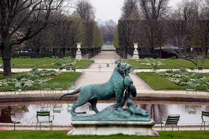 La estatua de los Jardines de Luxemburgo, sin turistas que la contemplen