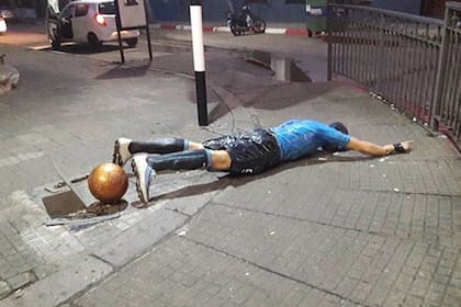 La estatua de Luis Suárez, dañada