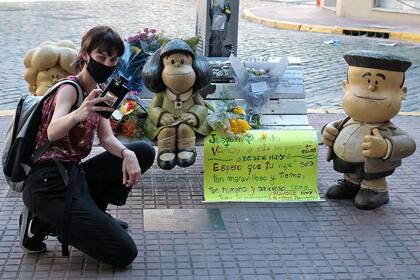 En la esquina porteña de Chile y Defensa, junto a una estatua de Mafalda y sus amigos, los admiradores despidieron con cariño al dibujante y gestaron un santuario improvisado