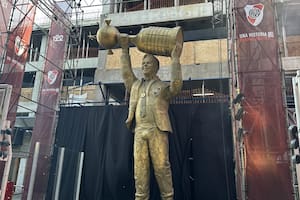 La estatua de Marcelo Gallardo en la puerta del Monumental, el DT más ganador de la historia de River: conquistó 14 títulos en 8 años