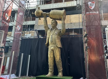 La estatua de Marcelo Gallardo en la puerta del Monumental, el DT más ganador de la historia de River: conquistó 14 títulos en 8 años