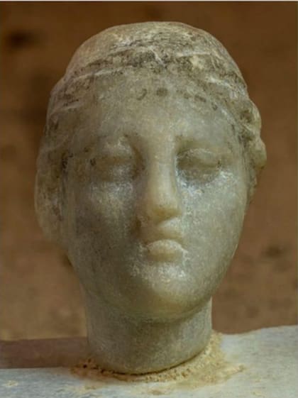 La estatua de mármol blanca que revelaría el rostro de Cleopatra (Foto: Gentileza Ministerio de Turismo y Antigüedades de Egipto)