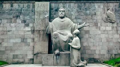 La estatua de Mesrop Mashtots en las afueras de Matenadarán muestra su importancia como creador del alfabeto armenio