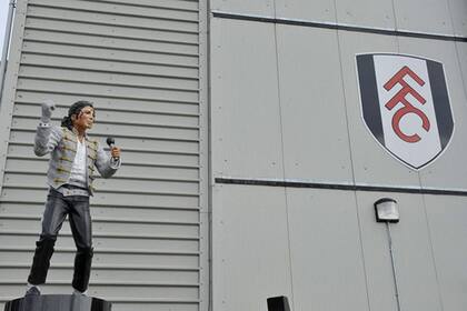 La estatua de Michael Jackson estaba frente al estadio