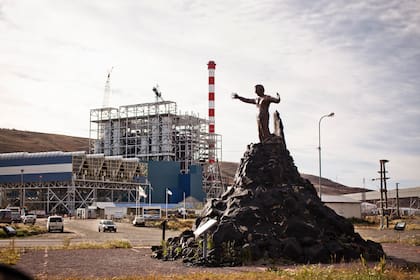 La estatua de Néstor Kirchner; detrás, la usina que pertenece a YCRT