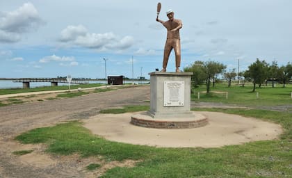 La estatua de Oscar “El manco” Messina, el mago de la pelota paleta