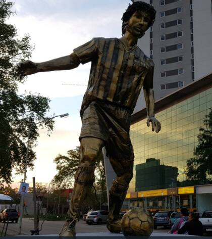 La estatua de Pablo Aimar, en Río Cuarto