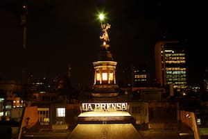 La estatua de Palas Atenea en la cima del edificio La Prensa