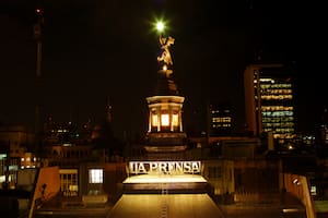 Estatuas, sirenas y curiosas historias del edificio La Prensa, en una visita performática