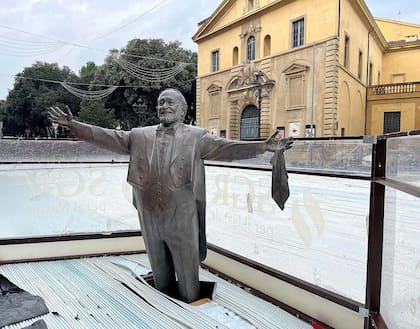 La estatua de Pavarotti y la pista de patinaje de la polémica