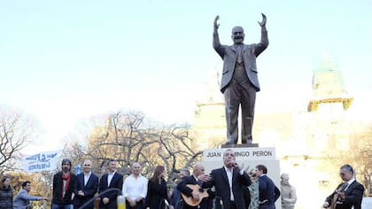 La estatua de Perón está a pocas cuadras de la Casa Rosada