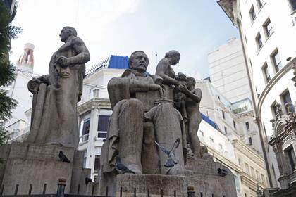 La estatua de Roque Sáenz Peña, en Diagonal Norte y Florida, de José Fioravanti