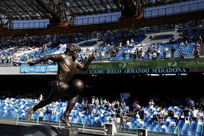 La estatua de una leyenda, Diego Maradona, a la salida de los vestuarios en el estadio que lleva el nombre del argentino en Nápoles.