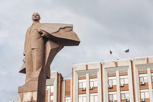 La estatua de Vladimir Lenin vista frente al Palacio Presidencial en Tiraspol