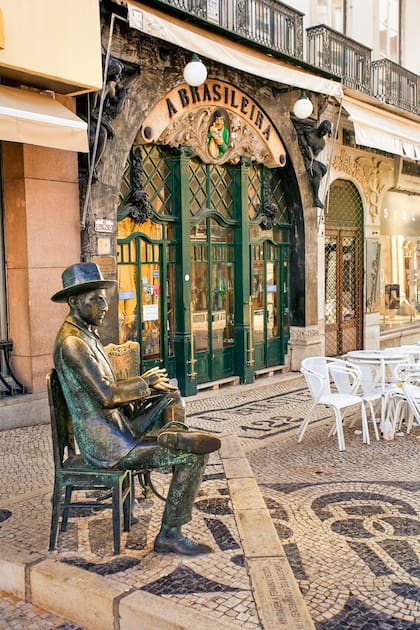 La estatua del escritor Fernando Pessoa, en la vereda del Café A Brasileira, en Lisboa.
