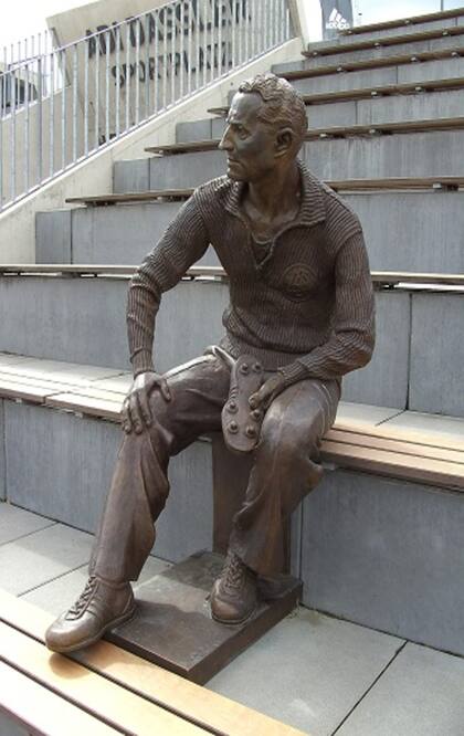 La estatua del fundador de Adidas, Adi Dassler