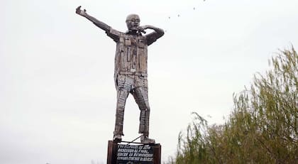La estatua del Indio Solari en la Plaza Etcheverry pesa más de 100 kilos. Fuente: Télam.
