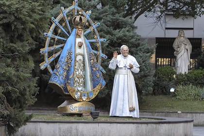 La estatua del papa Francisco, junto a la Virgen de Luján