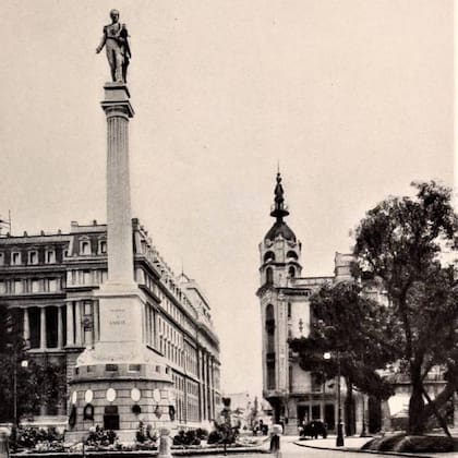 La estatua del prócer que da nombre a la Plaza Lavalle delante del Palacio de Justicia y el Palacio Costaguta, en una postal del año 1916