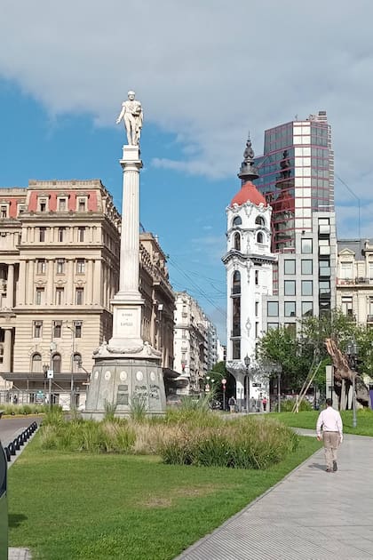 La estatua del prócer que le da nombre a la Plaza Lavalle, Tribunales y el Mirador Massue, en febrero de 2024