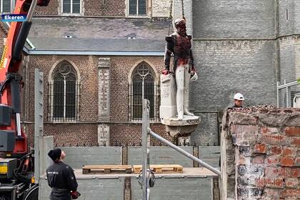 La estatua del rey Leopoldo II de Bélgica desfigurada por los manifestantes en la protestas por el racismo