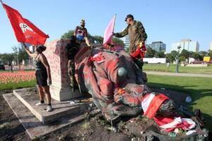 Canadá: derribaron las estatuas de las reinas Victoria e Isabel