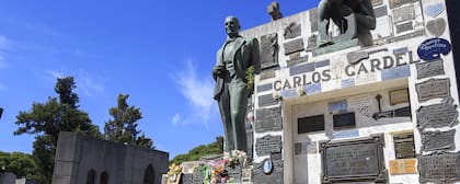 La estatua Gardel en el cementerio de la Chacarita, vestido de traje y con la mano derecha doblada a la altura del abdomen, en la que los visitantes colocan cigarrillos encendidos. Foto: Secretaría de Turismo GCBA