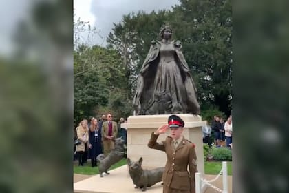 La estatua homenaje a la reina Isabel II en la que es acompañada por sus perros (Captura video)