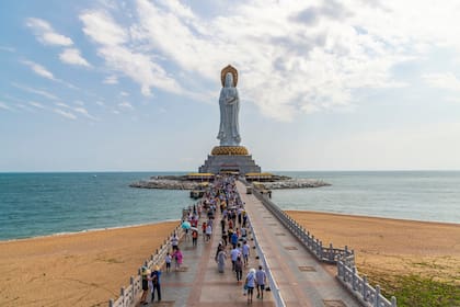 La estatua más grande de la diosa GuanYin en el parque budista Nanshan