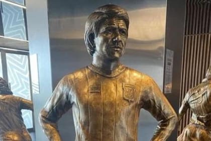 La estatua para siempre: Galván en el bronce, en el estadio Madre de Ciudades que recuerda a los santiagueños que dejaron una huella en el fútbol 