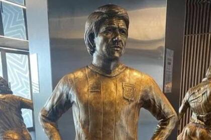 La estatua para siempre: Galván en el bronce, en el estadio Madre de Ciudades que recuerda a los santiagueños que dejaron una huella en el fútbol