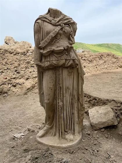 La estatua tiene dos metros de altura y aparció sin cabeza ni brazos