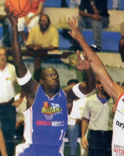 La estatura de Carl Herrera siempre lo ayudó a sobresalir