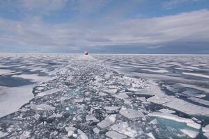 La estela abierta en el hielo por el rompehielos canadiense