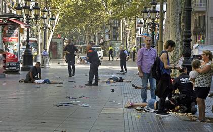 La estela de destrucción que dejó el paso de la camioneta por La Rambla de Barcelona