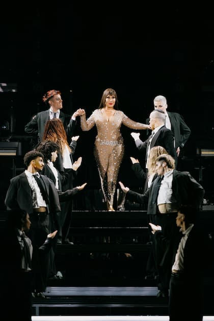 La estelar aparición de Moria Casán en el escenario generó euforia entre el público