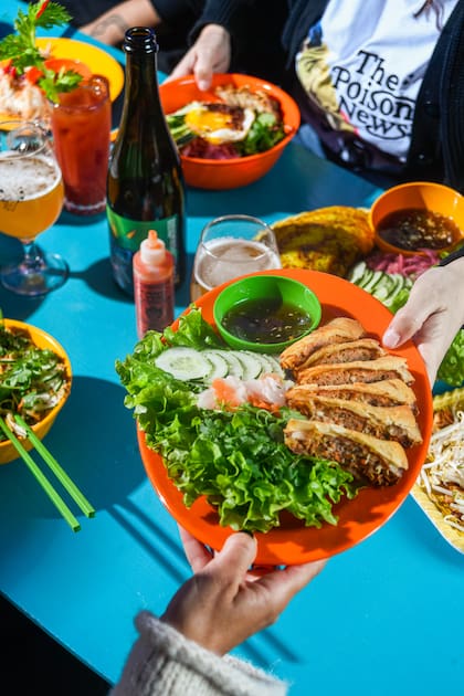 La estética del lugar va por los colores vivos