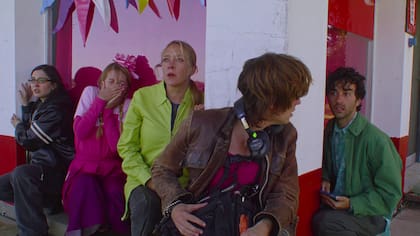 La estética visual de Magic Farm se inspira en el cine español de los 80 y 90, en películas como Airbag de Juanma Bajo Ulloa o El milagro de P. Tinto de Javier Fesser, al igual que en las primeras películas de Almodóvar como Pepi, Luci, Bom, y otras chicas del montón y Laberinto de pasiones.