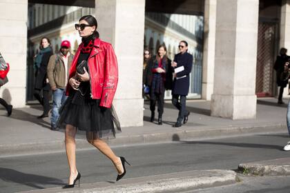 La estilista italiana Giovanna Battaglia lleva la campera de cuero sobre los hombros, a modo de capa