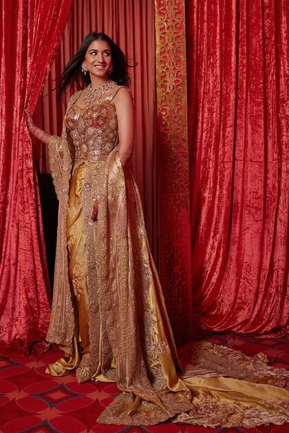 La estilista Rhea
Kapoor eligió un
diseño de la última
colección de Dolce &
Gabbana para que
Radhika se luciera en
la recepción antes de
la boda. Un estilismo
repleto de detalles, que
combinaba una parte
de arriba encorsetada
con una falda satinada
y en el que el dorado
era el protagonista.