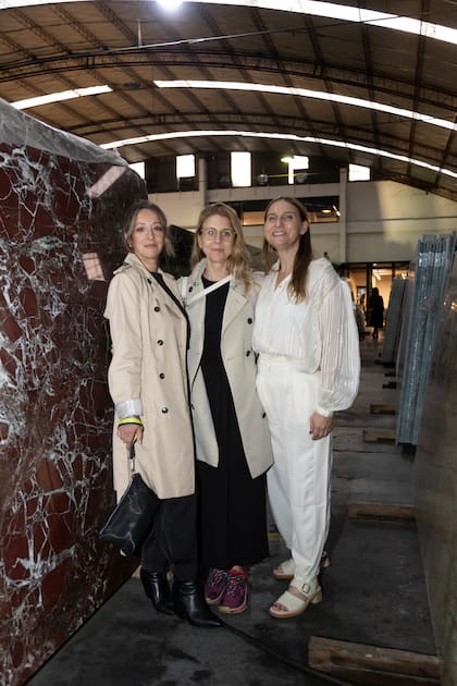 La estilista Silvina Bidabehere, Milagros Loitegui y Clara Di Ció, Gerente de Marketing de De Stefano.