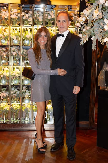 La estilista Vicky Miranda (con vestido corto de malla de cristales) junto a su marido, Santiago Born, de impecable black tie.