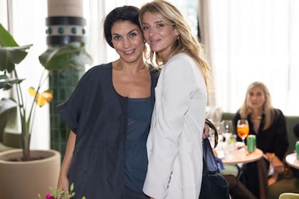 La estilista y vesturarista de cine Julieta López Acosta junto a Andrea.