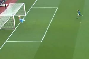 Una volada fantástica de Dibu Martínez para sacar la pelota del ángulo y ganarse una ovación